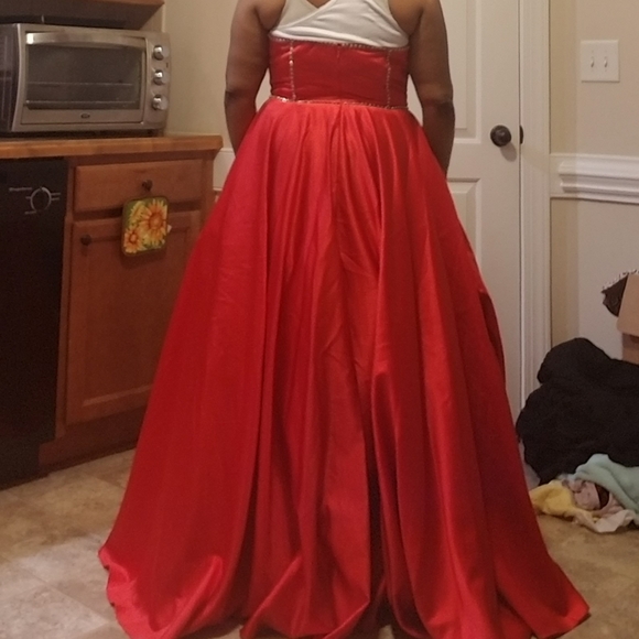 Wedding/Prom/Formal Dress - Picture 2 of 3